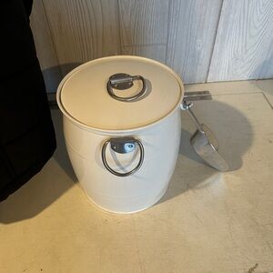 White Ice Bucket with Lid and Scoop